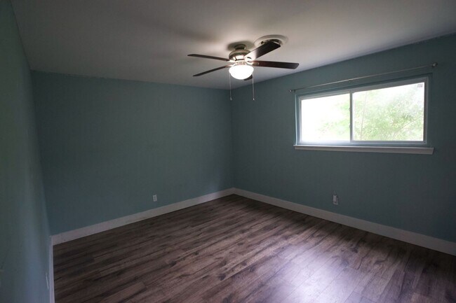 Building Photo - 200 N Willow Ln