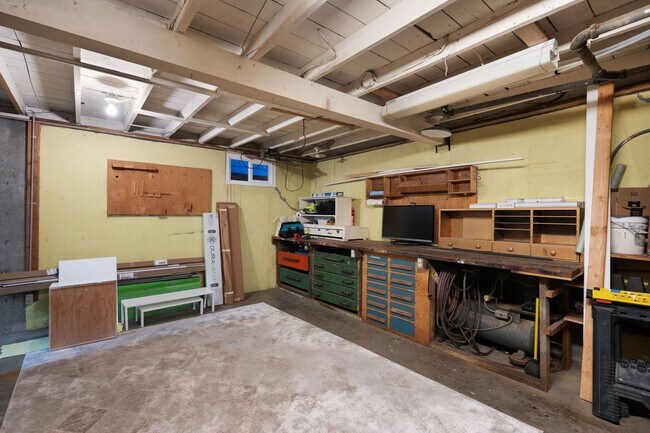 Building Photo - Immaculate and Updated Throughout- Quiet d...