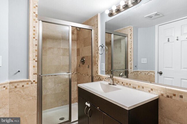 Building Photo - 2339 Catharine St