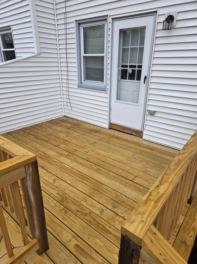 Building Photo - End Unit Townhouse Condo