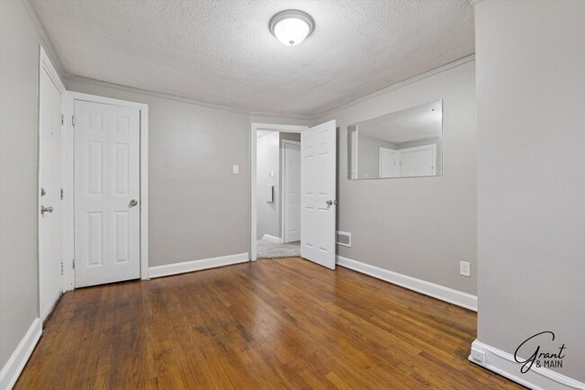 Building Photo - $1400 3 bedroom