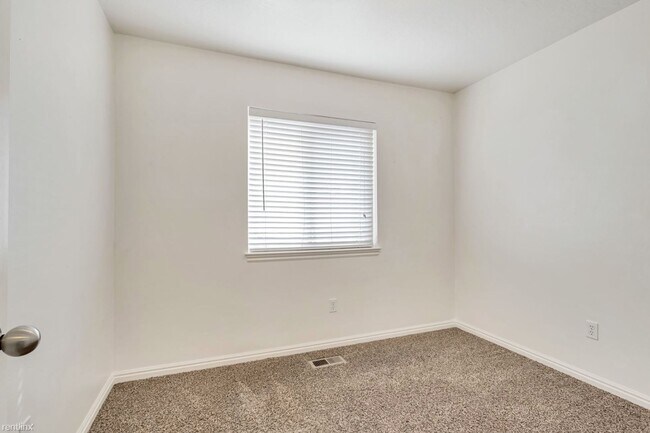 Primary Photo - Beautiful Orem Townhouse