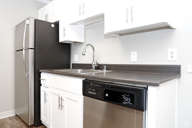 Building Photo - Plum Tree Apartment Homes