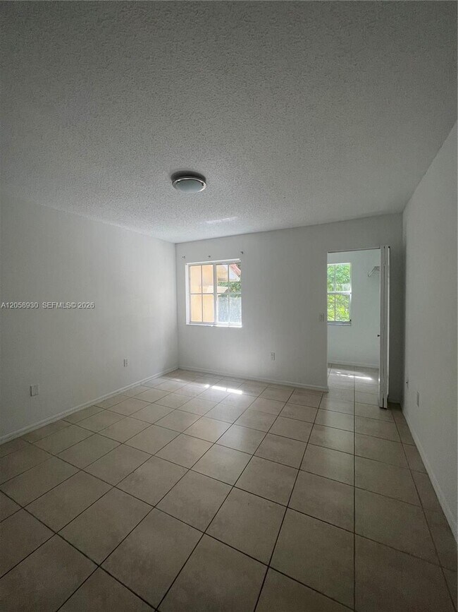 Building Photo - 2427 Centergate Dr