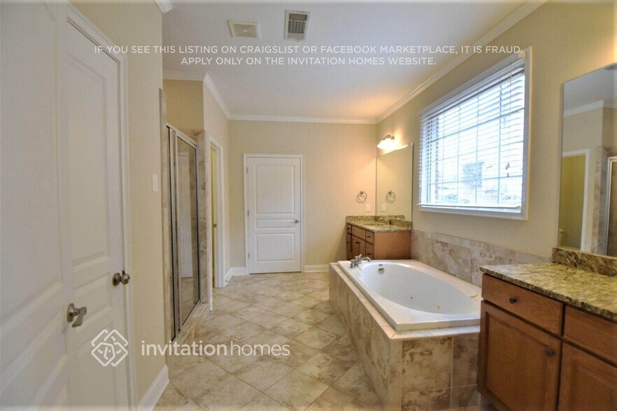Building Photo - 9207 Golfview Cir
