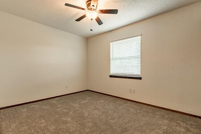 Building Photo - 722 W Perry Dr