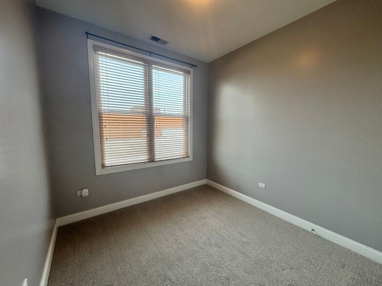 Building Photo - 4814 N Damen Ave
