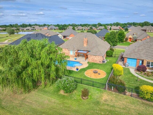 Building Photo - Fantastic home in the Fairways at Surrey H...
