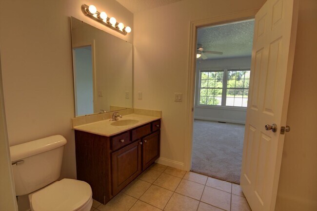 Building Photo - Gorgeous 3 Bedroom Townhome