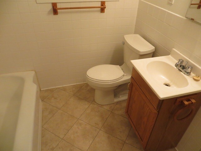 bath - 741 Newman Ave