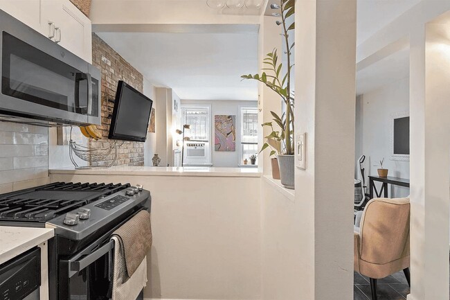 Building Photo - 98 Bright St