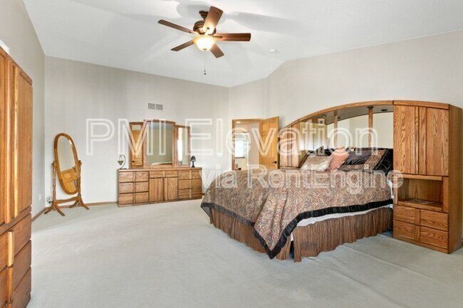 Building Photo - 829 W Sparrow Hawk Dr
