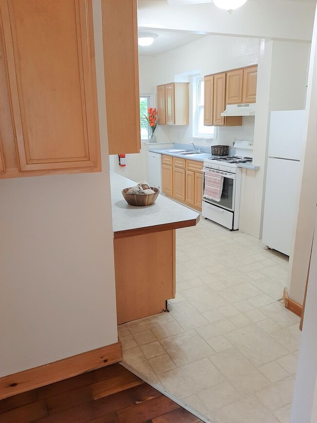 Building Photo - 222 Pleasant St