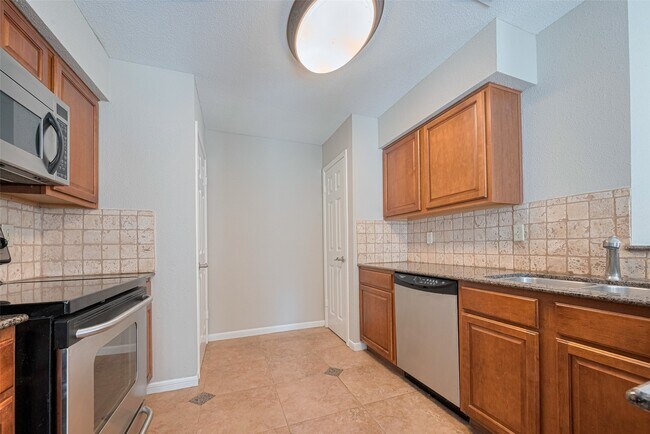 Building Photo - 2211 S Kirkwood Rd