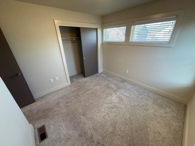 Building Photo - Available September 1, 3 bed 2.5 bath