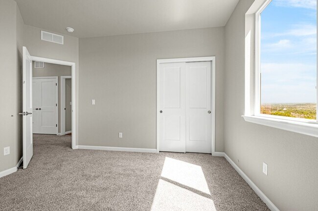 Building Photo - Luxury 4 Bed Townhouse with Amazing City and Mt Views on Westside