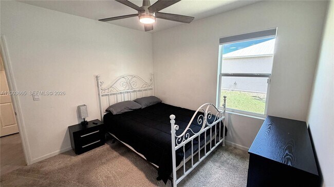 Building Photo - 2402 SE Gillette Ave