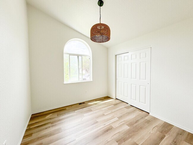 Building Photo - 3 Bed - 2 Bath - Fenced Yard