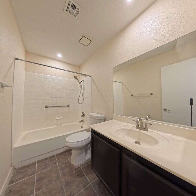 Building Photo - Beautiful 2 Bedroom 2 Bathroom Condo at The Lakes!