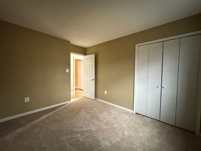 Building Photo - Spacious 3 Bed 2.5 Bath Townhome In Beautiful Sudley