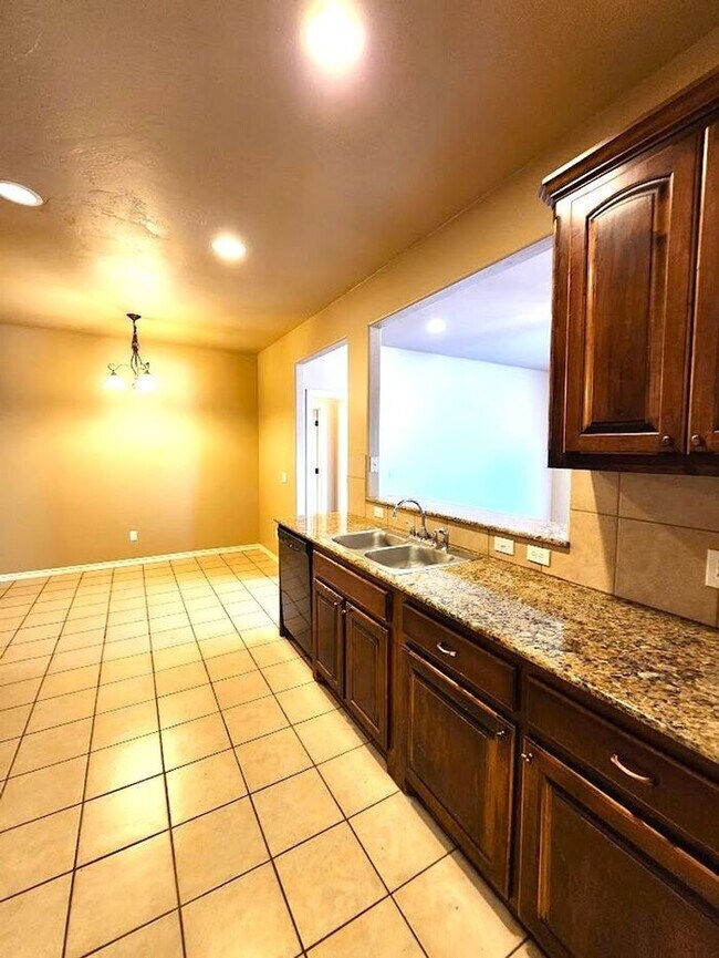 Building Photo - 4 Bed 2 Bath 2 Car Duplex in the Oxford Park Addition in Edmond