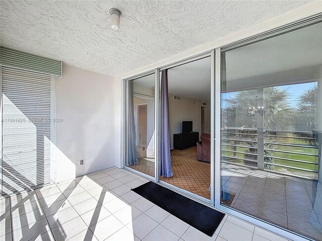 Building Photo - 605 Oaks Dr