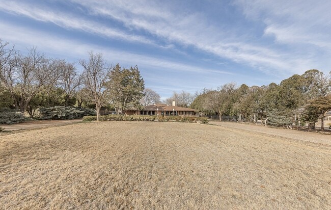 Building Photo - Stunning 4 Bed 3 Bath with a Pool!