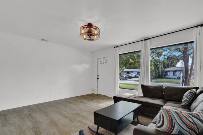 Building Photo - 1511 NE 32nd Ct