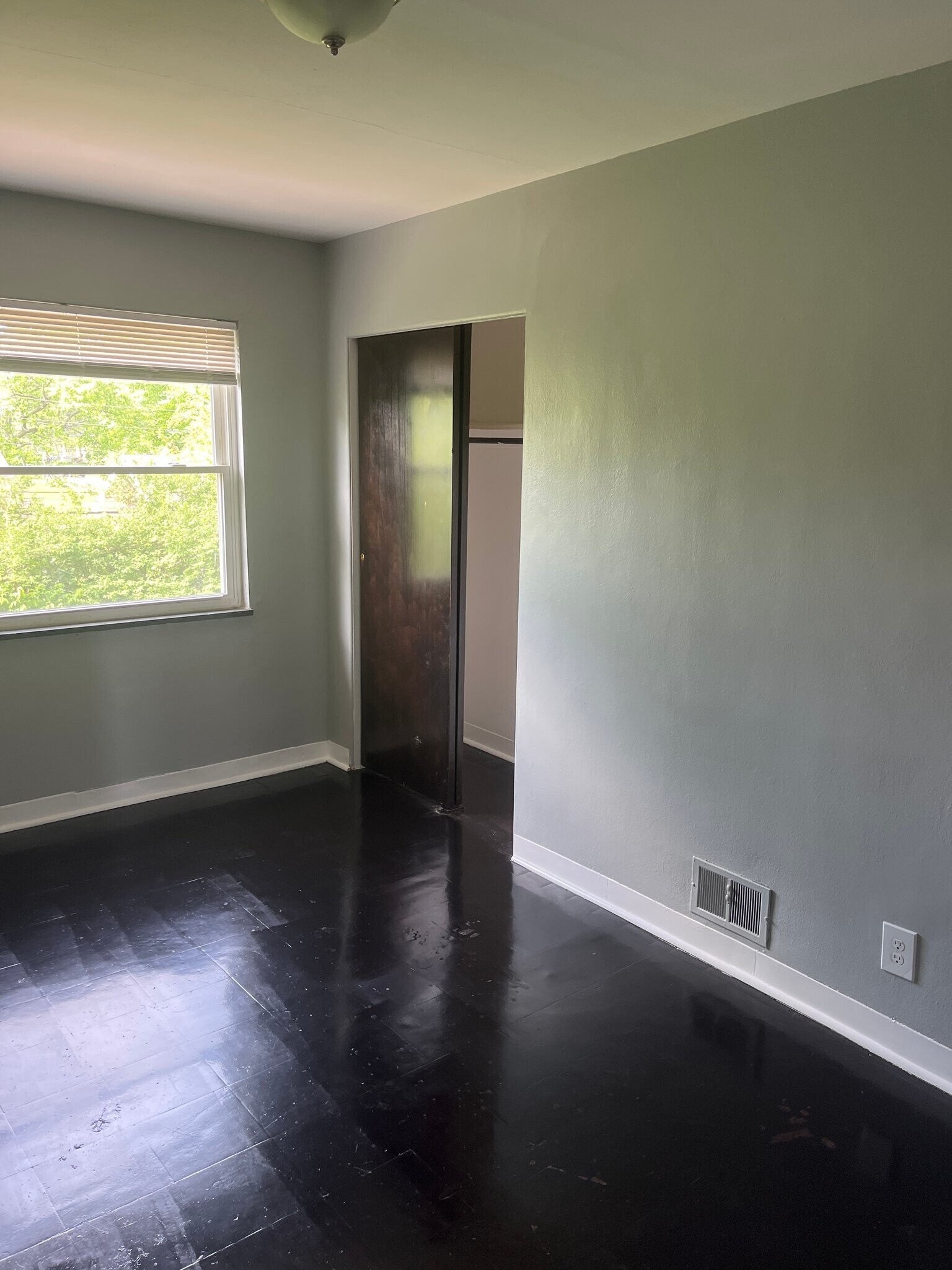 Building Photo - 829 Uhrig Ave