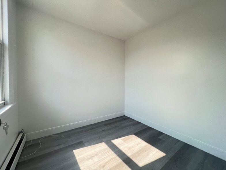 Building Photo - 13 E 17th St