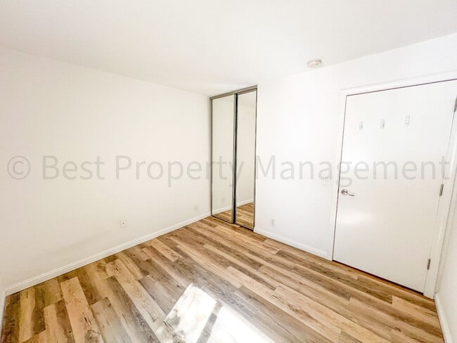 Building Photo - Cozy 2 Bedrooms; 1 Bathroom Condo in Warm ...