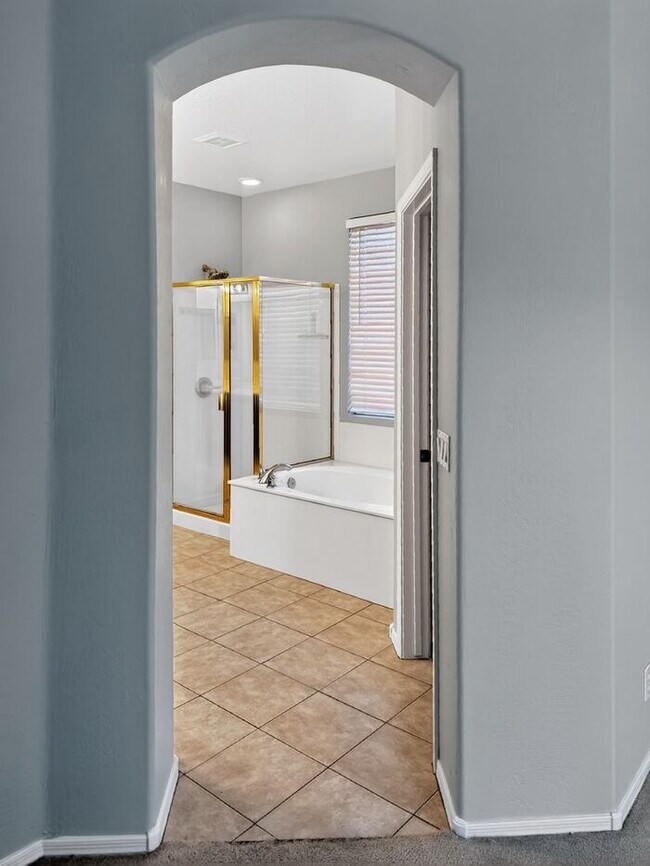 Building Photo - Charming 4 Bedrooms/ 3.5 Bath Home in Desirable Fox Crossing!!