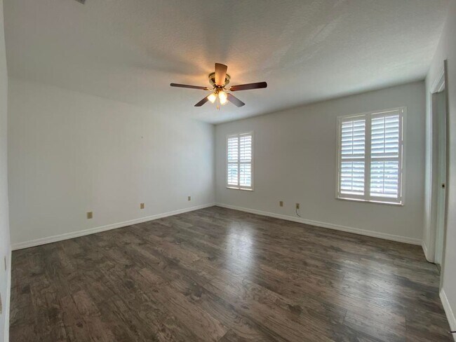Building Photo - Spacious 3/2 in Holly Hill