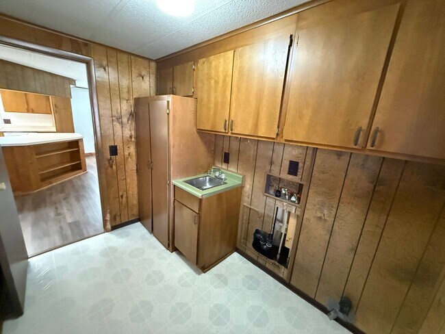 Building Photo - 4 Bed 2 Bath Home with 2 Car Garage, Large Private Fenced Yard. Lander, WY