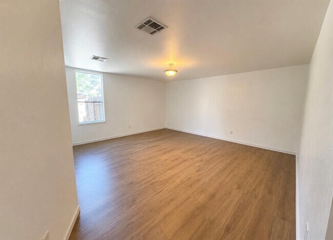 Building Photo - 705 Garden Villa Cir