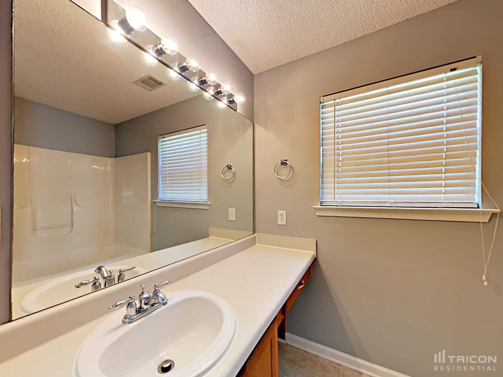 Building Photo - 2177 Red Oak Cir