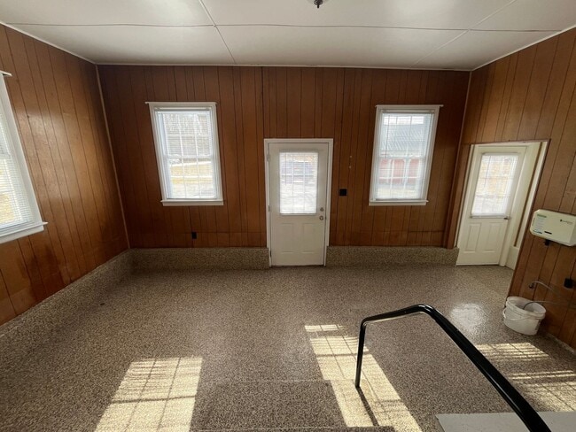 Building Photo - 5-Bedroom Farmhouse North of Middlebury in Middlebury School District