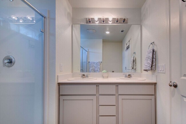 Building Photo - Terrific 4 bedroom available for rent - Al...