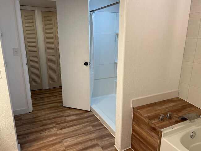 Building Photo - 4 Bedroom 2 bath home near lake Tenkiller with office