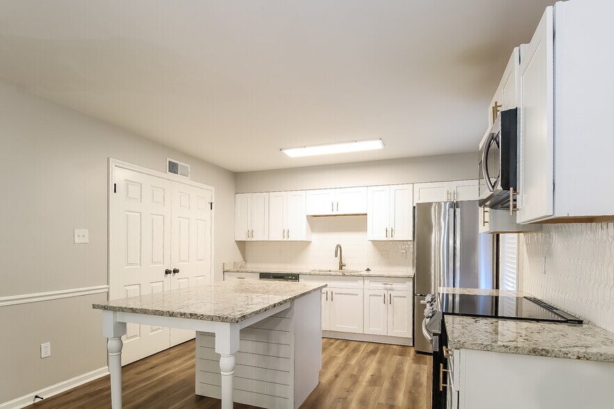 Building Photo - 6170 Chickasaw Dr