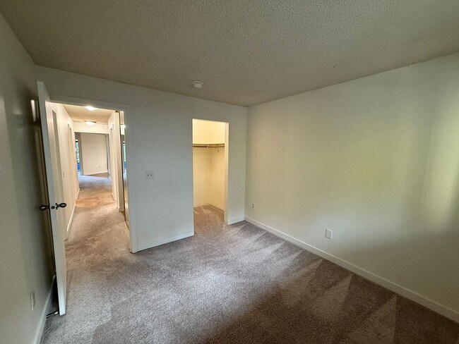 Building Photo - 2 Bedroom 2 Bathroom Plus Amenities!