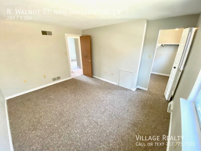 Building Photo - Spacious END-UNIT 3-BR Townhome in Dallast...