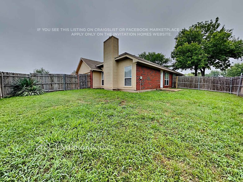 Building Photo - 2800 St Martin Dr