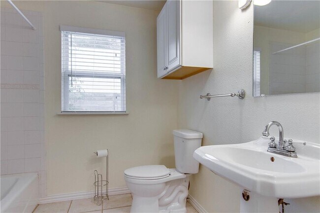 Building Photo - 1713 Cullen Ave