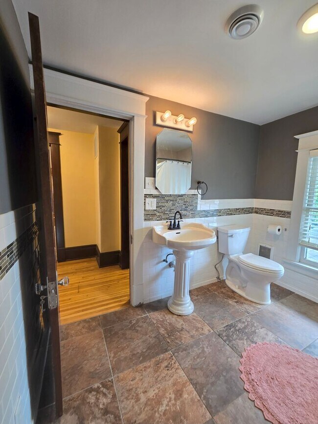 Building Photo - SINGLE FAMILY HOME! Great Location! Laundry, Wood Floors and Parking!