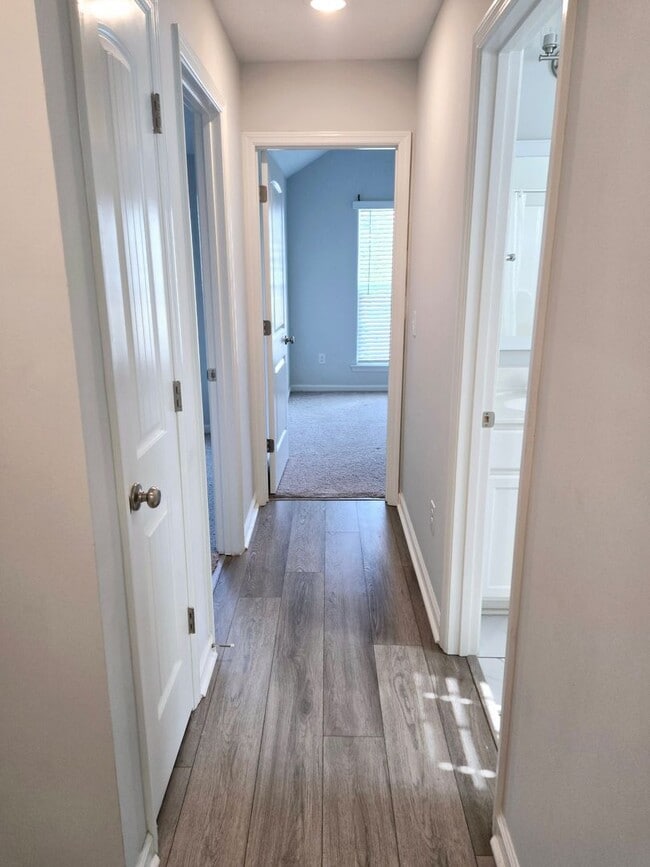 Building Photo - 725 Goodale Dr