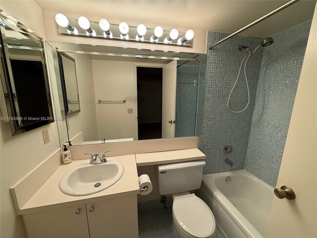 Building Photo - 447 Fanshaw K