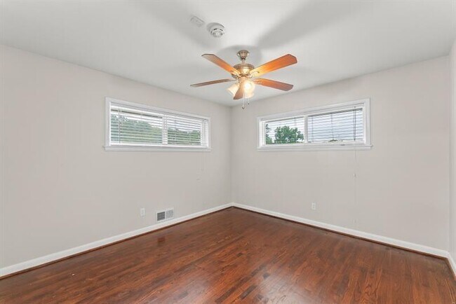 Building Photo - 2352 Elmwood Cir SE