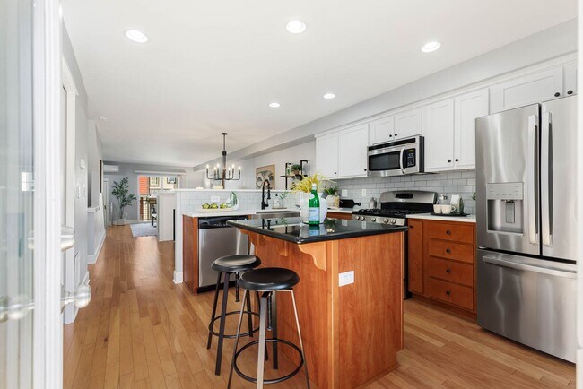 Building Photo - 7123 Shinkle Pl SW