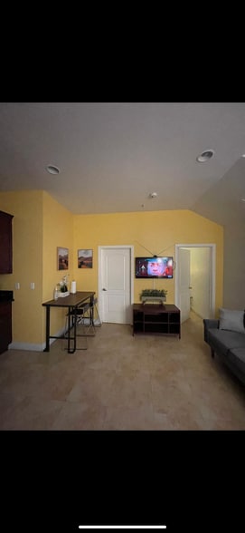 Building Photo - 2421 Hunter St